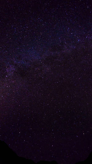 Un wallpaper HD impresionant pentru mobil cu galaxia violet-închis plină de nenumărate stele mici și strălucitoare — Samsung Galaxy S20 Fundal