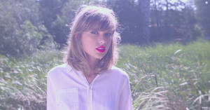 Taylor Swift albă angelică wallpaper fotografie