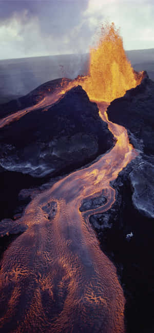 Frumusețea uluitoare a unei erupții vulcanice în Parcul Național Hawaii Volcanoes. — Vivo V Fundal
