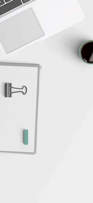Fond de ecran iPhone X cu clipboard și laptop pe un birou — POCO F7 Fundal
