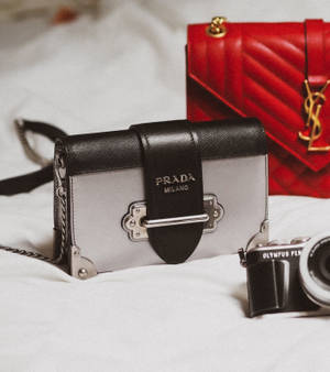 Fond de ecran geanta Prada și YSL — Galaxy Z Fold8 Ultra Fundal