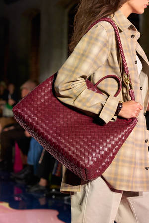 Geantă Roșie Bottega Veneta Pe Model — Xiaomi Pad 7 Ultra Fundal
