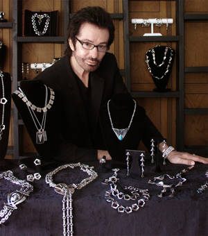 George Chakiris, colecții de bijuterii din argint — Honor Magic V Fundal