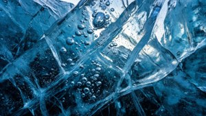 Macro abstract de gheață albastră cu bule