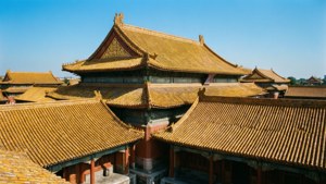 Țigle aurii de pe acoperișul Orașului Interzis sub un cer albastru — Chinez Fundal