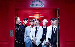 Grupul BTS drăguț într-un lift roșu — Bts Fundal