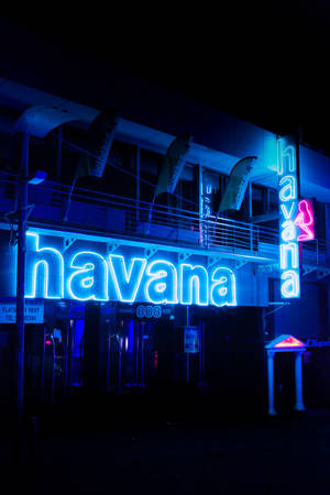 Havana în Neon Albastru iPhone — Xiaomi Pad 9 Pro Fundal