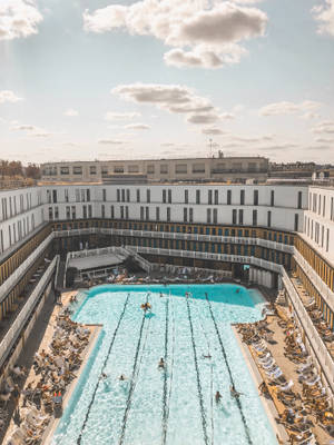 Tapet cu hotel și piscină — 3:4 Fundal