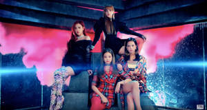 Wallpaper Blackpink cu membrele pe fundal cu fum roz pentru videoclipul DDU-DU DDU-DU