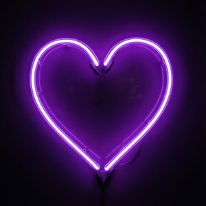 Un simbol de inimă neon violet strălucitor.