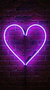 Lumină violet neon în formă de inimă pe un perete de cărămidă, strălucire romantică. — Mov neon Fundal