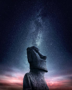 Statuia Moai de pe Insula Paștelui sub un cer înstelat noaptea, fundal de Paște — 4:5 Fundal