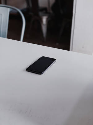 Iphone 8 On Table — iPhone 7 Plus Fundal
