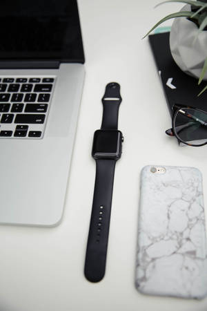 iPhone Birou cu Smartwatch — Xiaomi Pad 7S Pro 12.5 Fundal