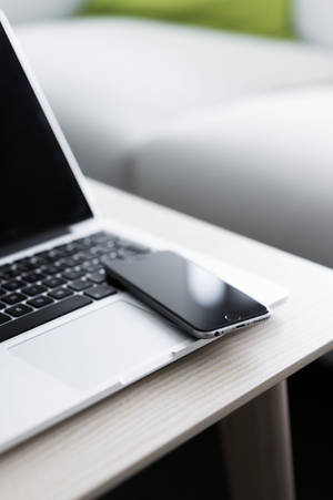 iPhone pe birou cu MacBook — Xiaomi Pad 8 Fundal