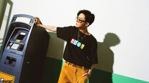 J-Hope pozând cu un ATM — Bts Fundal