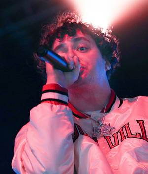 Wallpaper Jack Harlow tinand microfonul — Tecno Phantom V Fold2 Fundal