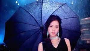 Wallpaper din videoclipul DDU-DU DDU-DU cu Jisoo de la Blackpink și o umbrelă albastru închis
