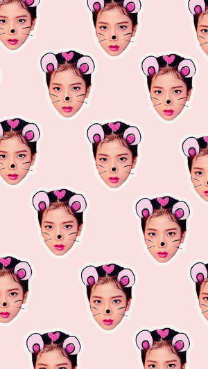 Wallpaper drăguț cu imprimeuri al lui Jisoo de la Blackpink cu urechi de animal pe fundal roz