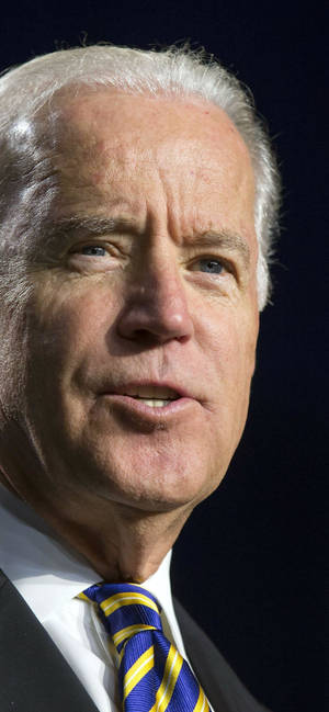Fond de ecran portret apropiat al lui Joe Biden.