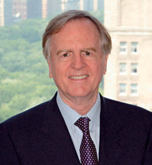John Sculley zâmbind la cameră — Honor Magic V Fundal