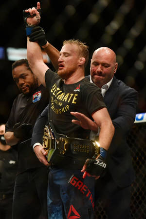 Justin Gaethje Purtând Centura de Campion — Xiaomi Pad 7S Pro 12.5 Fundal