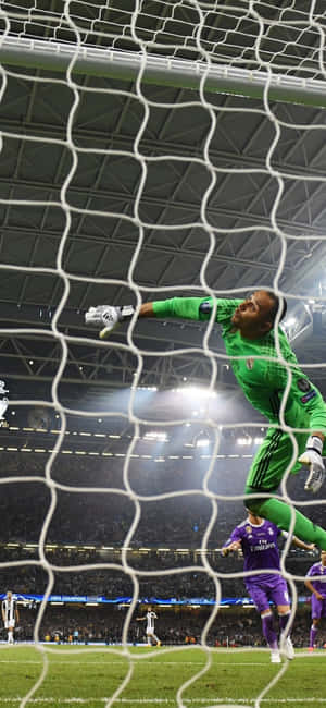 Keylor Navas în acțiune pe teren — CMF Phone Fundal