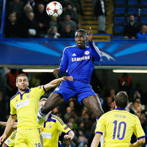 Kurt Zouma Aproape de un Header — 1:1 Fundal