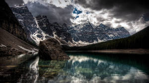 Fond de ecran Lacul Moraine întunecat — 2560x1440 Fundal