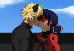 Fond de ecran cu Ladybug și Cat Noir sărutându-se pe cer albastru — Gărgărița și cat noir sărut Fundal