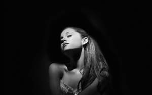 Laptop Întunecat Ariana Grande Pe Negru