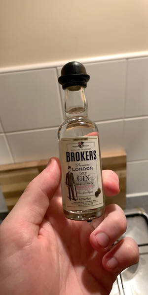 Legenda: Sticlă Miniature de Gin Brokers — 18:9 Fundal
