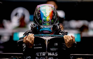 Lewis Hamilton ieșind din halo — Estetică verde GIF Fundal