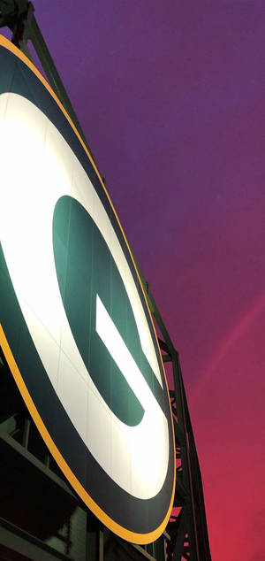 Wallpaper logo Green Bay Packers pe stadion — iPhone 14 Pro Max Fundal