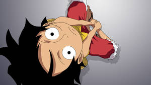 Wallpaper One Piece cu Monkey D Luffy stând și privind în sus cu ochi mari.