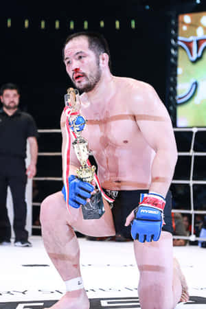 Luptător japonez de MMA Hayato Sakurai cu fața însângerată — Huawei MatePad 11.5 (2026) Fundal