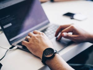 bărbat tastând la tastatură — MacBook Pro Fundal