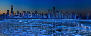Silueta orașului Chicago pe o mare albastră strălucitoare, wallpaper pentru două monitoare