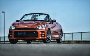 Mașină Daihatsu Stilată, Deplasându-se pe Drum Deschis — 2880x1800 Fundal