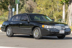 Mașina Lincoln Town 2001 în Parcare — Mașini cool Fundal