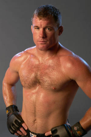 Matt Hughes Pozând în Portret — Xiaomi Pad 8 Fundal