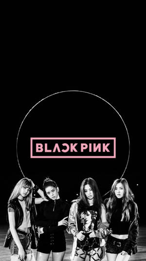 Wallpaper Blackpink cu membrii pe fundal negru și logo în inel de lumină