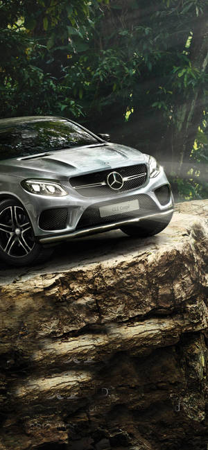 Mercedes iPhone X Forest Cliff — iPhone 14 Plus Fundal