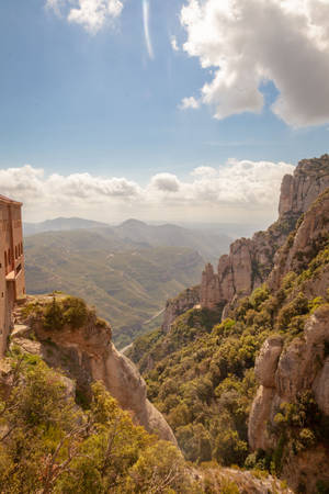 Munții păduroși Montserrat — Huawei MatePad Air (2026) Fundal