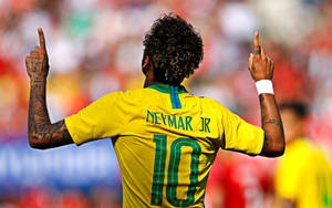 Neymar Jr arătând în sus