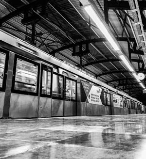Tren în filtru de nuanțe de gri wallpaper — Motorola Razr Fold Fundal