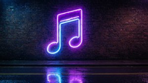 Semn neon cyberpunk cu notă muzicală pe o stradă întunecată și umedă. — Muzică estetică Fundal