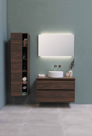 Un tapet estetic simplu cu o idee de design interior pentru baie cu dulapuri decorative din lemn maro.