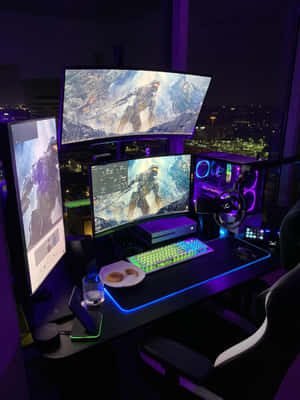 O configurație puternică de PC gaming, cu placă grafică și trei monitoare. — Galaxy Z TriFold Fundal