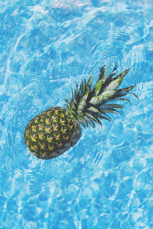 Ananas plutind într-o piscină albastră wallpaper — 2:3 Fundal